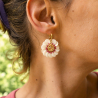 Détail de la broderie de perles artisanale