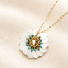 •	Pendentif fleur brodé à la main