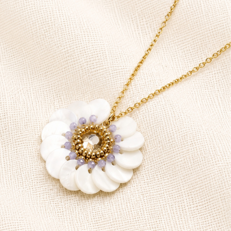 •	Pendentif fleur brodé à la main