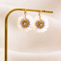 Boucles d'oreilles Marielle en nacre blanche et perles bleu brume, brodées à la main dans l'atelier Colette s'apprête. Un bijou