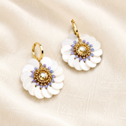 Boucles d'oreilles Marielle en nacre blanche et perles bleu brume, brodées à la main dans l'atelier Colette s'apprête. Un bijou