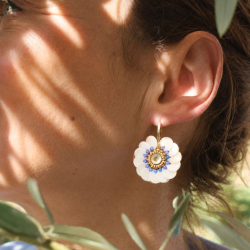 Boucles d'oreilles Marielle en nacre blanche et perles bleu brume, brodées à la main dans l'atelier Colette s'apprête. Un bijou