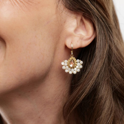 Boucles d’oreilles Rosalie légères portées à l’oreille