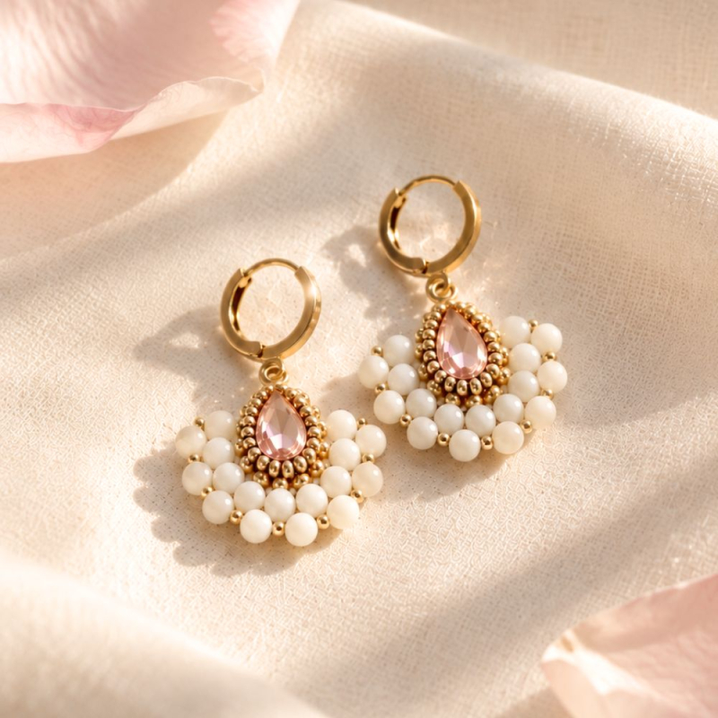 Boucles d’oreilles Rosalie rose poudré en cristal autrichien et nacre naturelle