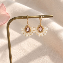 Détail des boucles d’oreilles Rosalie brodées à la main