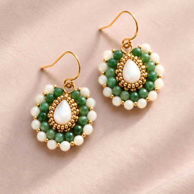 Boucles d'oreilles Juliette en jade africain et nacre brodées à la main