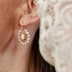 5.	Boucles d'oreilles Juliette en tourmaline rose, nacre et perles dorées