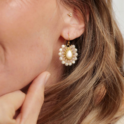 1.	Boucles d'oreilles Juliette en pierre de soleil et nacre brodées à la main