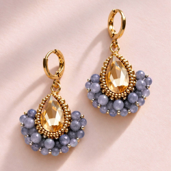 Détail de la broderie de perles des boucles Charlotte en tanzanite