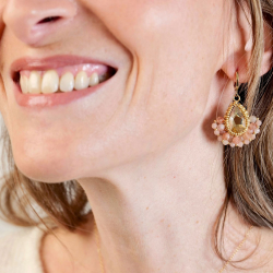 Détail de la broderie de perles des boucles Charlotte en pierre de soleil