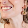 Détail de la broderie de perles des boucles Charlotte en pierre de soleil