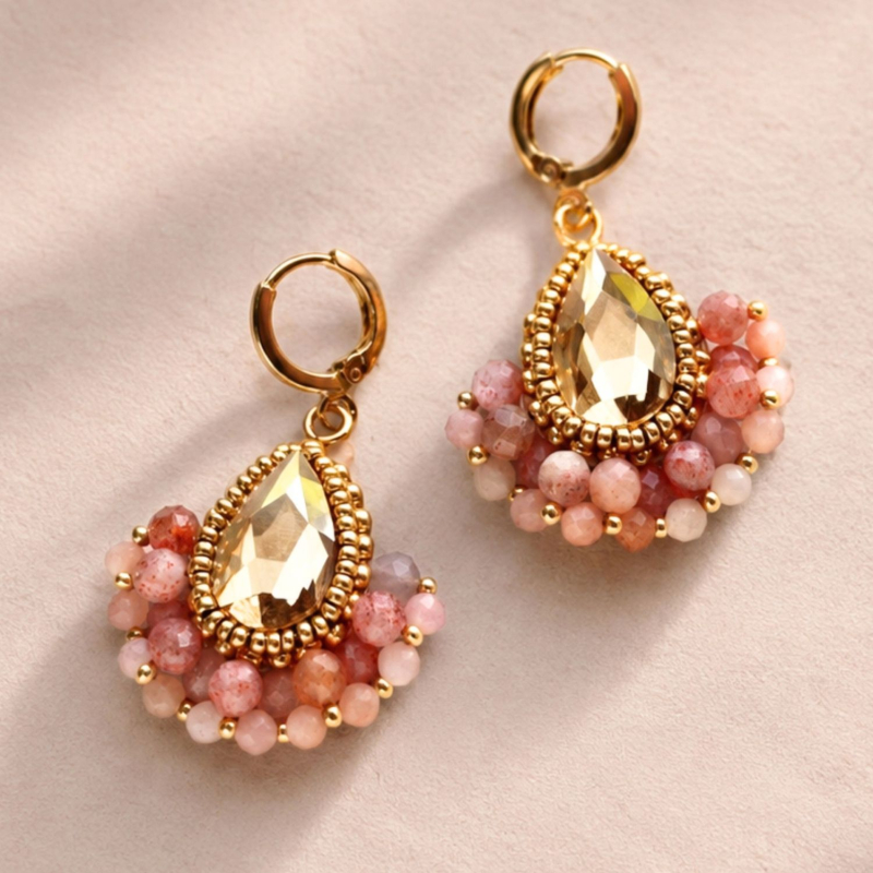 Boucles d’oreilles Charlotte en pierre de soleil brodées à la main