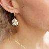 Détail de la broderie de jade africain et de perles dorées des boucles Marina
