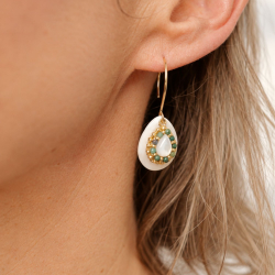 Boucles d'oreilles vertes Marina avec gouttes de nacre blanche
