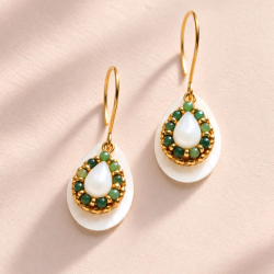 Boucles d'oreilles Marina en jade africain et nacre brodées à la main