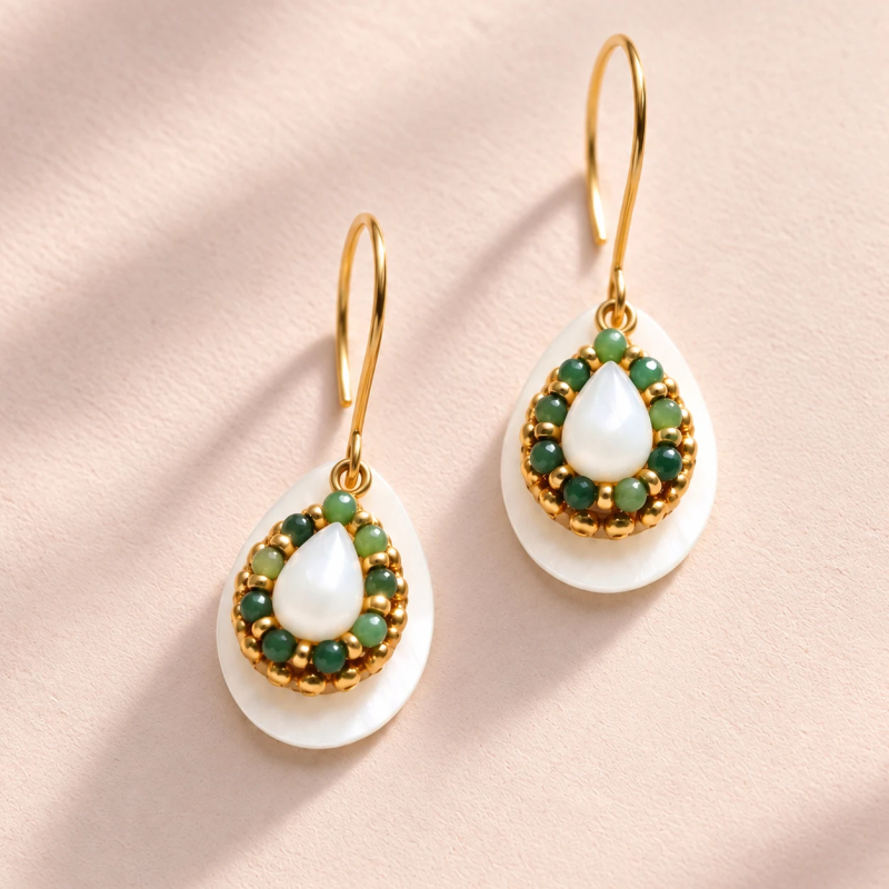 Boucles d'oreilles Marina en jade africain et nacre brodées à la main