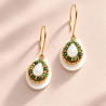 Boucles d'oreilles Marina en jade africain et nacre brodées à la main