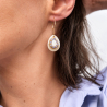 Détail des perles de tanzanite et des perles dorées brodées sur les boucles Marina
