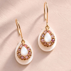 Boucles d'oreilles Marina en tourmaline rose et nacre brodées à la main