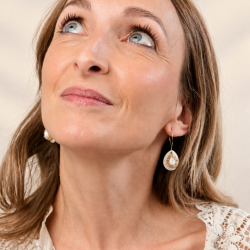 Boucles d'oreilles artisanales Marina en pierres fines et nacre blanche