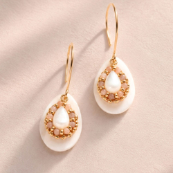 Boucles d'oreilles Marina avec gouttes de nacre et pierres aux nuances pêche