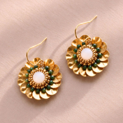 Boucles d'oreilles Grace en pierre de soleil et nacre brodées à la main