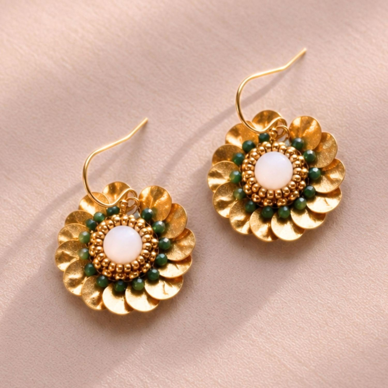 Boucles d'oreilles Grace en pierre de soleil et nacre brodées à la main