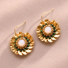 Boucles d'oreilles Grace en pierre de soleil et nacre brodées à la main