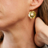 Boucles d'oreilles artisanales Grace en jade africain, nacre et pétales dorés