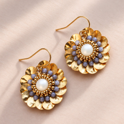 Boucles d'oreilles fleurs dorées Grace avec perles de tanzanite bleue