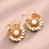 Boucles d'oreilles Grace en pierre de soleil et nacre brodées à la main