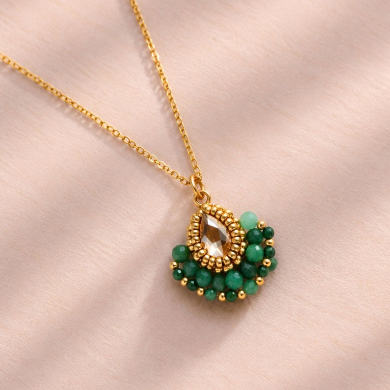 Collier Charlize en jade africain brodé à la main