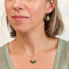 Détail des perles de jade africain et des perles dorées du collier Charlize