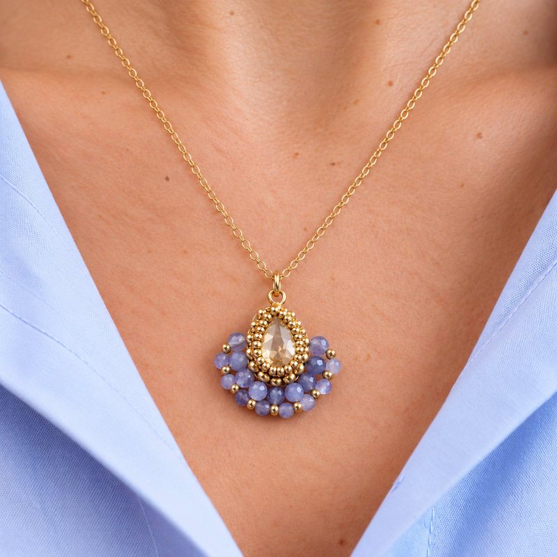 Collier Charlize en tanzanite brodé à la main