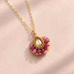 Collier bohème Charlize avec pendentif doré et pierres roses