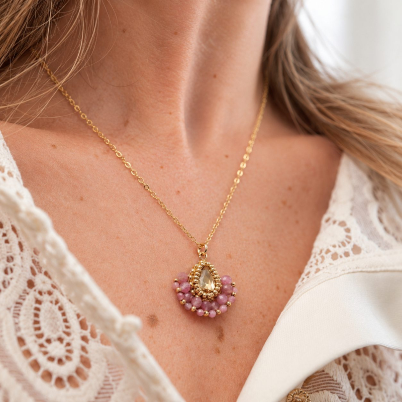 Collier artisanal Charlize en tourmaline rose et perles dorées