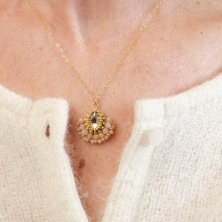 Collier bohème Charlize avec pendentif doré et pierres aux nuances pêche
