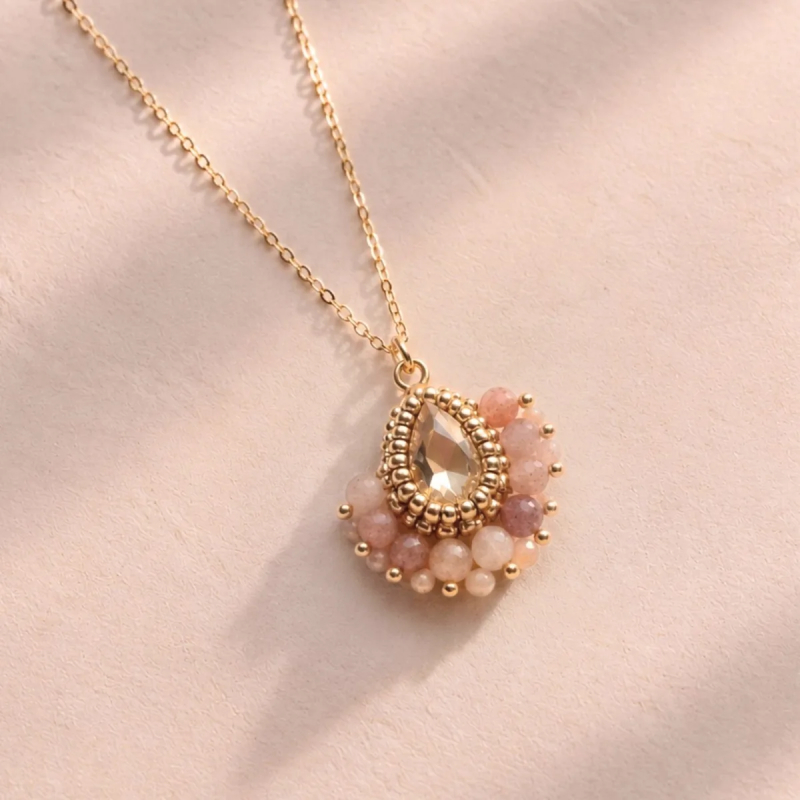 Collier Charlize en pierre de soleil brodé à la main