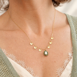 1.	Collier Manon en tanzanite et nacre, avec chaîne fine ornée de sequins dorés