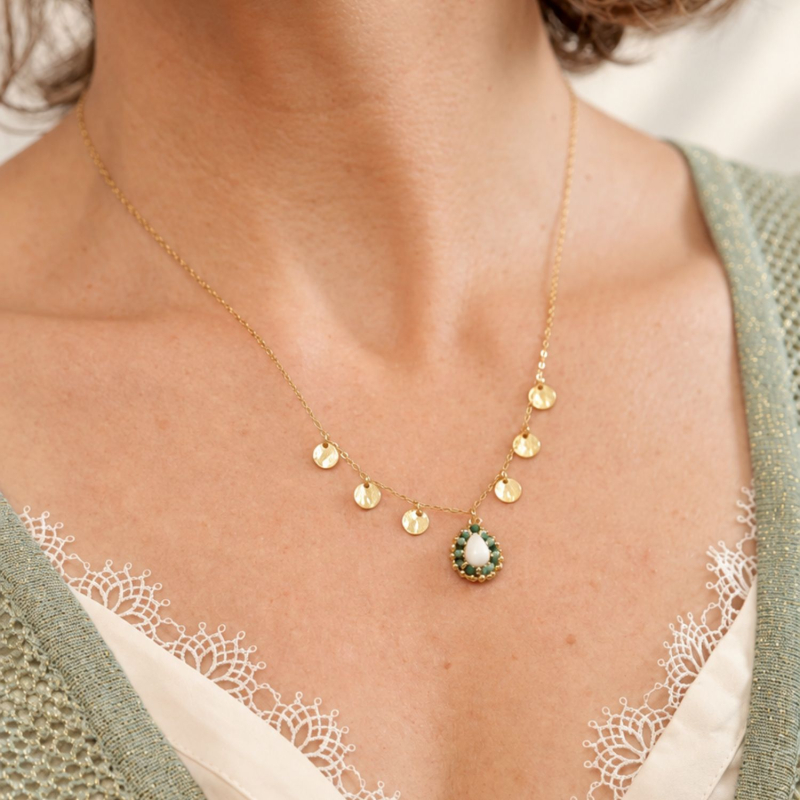 1.	Collier Manon en tanzanite et nacre, avec chaîne fine ornée de sequins dorés