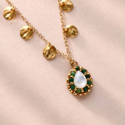 2.	Détail du pendentif Manon en nacre entouré de petites perles de jade africain vert.