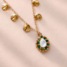 2.	Détail du pendentif Manon en nacre entouré de petites perles de jade africain vert.