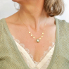 3.	Collier Manon en jade africain porté avec une blouse claire et un gilet vert doux.