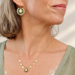 4.	Collier artisanal Manon, avec pendentif brodé à la main et petits sequins dorés.