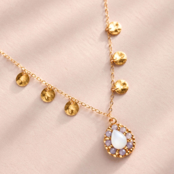1.	Collier Manon en tanzanite et nacre, avec chaîne fine ornée de sequins dorés.