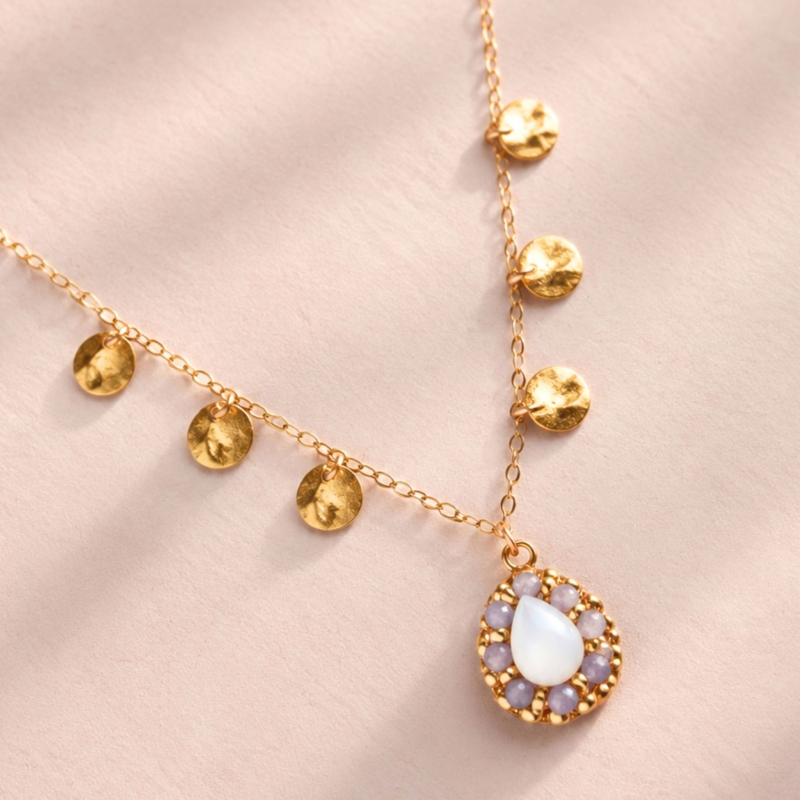 1.	Collier Manon en tanzanite et nacre, avec chaîne fine ornée de sequins dorés.