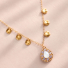 1.	Collier Manon en tanzanite et nacre, avec chaîne fine ornée de sequins dorés.