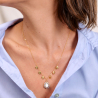 3.	Collier Manon en tanzanite porté au creux du décolleté avec une chemise bleu clair.