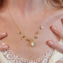 1.	Collier Manon en pierre de soleil et nacre, avec chaîne fine à sequins dorés.