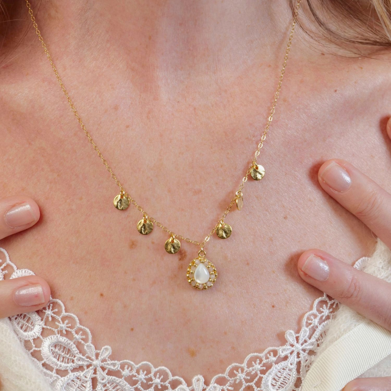 1.	Collier Manon en pierre de soleil et nacre, avec chaîne fine à sequins dorés.